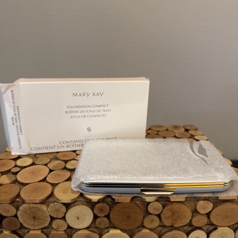 Mary Kay Foundation‎ Compact NEW With Box 869100
